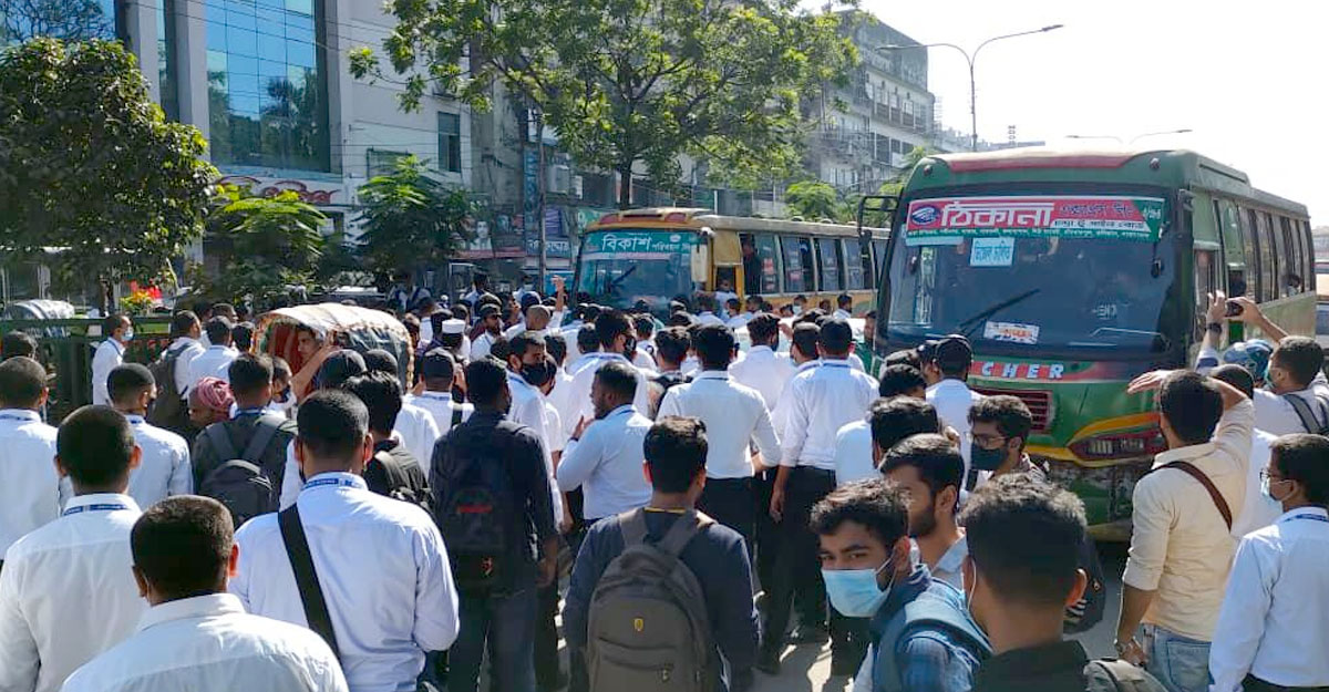 হাফ ভাড়ার আশ্বাসে সড়ক ছাড়ল শিক্ষার্থীরা
