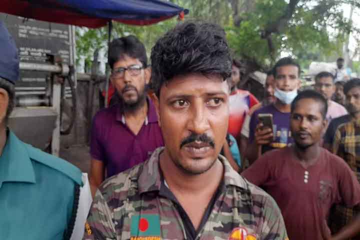 চেকপোস্টে মামলা দেওয়ায় মোটরসাইকেলে আগুন দিলো যুবক