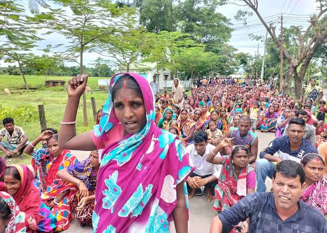 চা শ্রমিকদের দাবি না মানলে সড়ক অবরোধের ঘোষণা