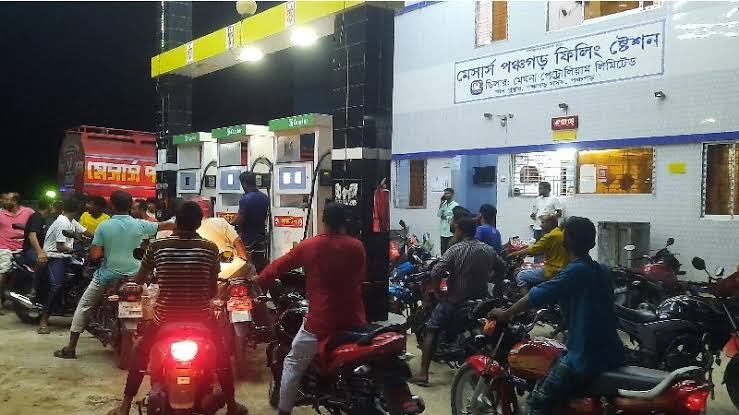পঞ্চগড়ে পাম্পে তেল না পেয়ে বিক্ষোভ, সড়ক অবরোধ