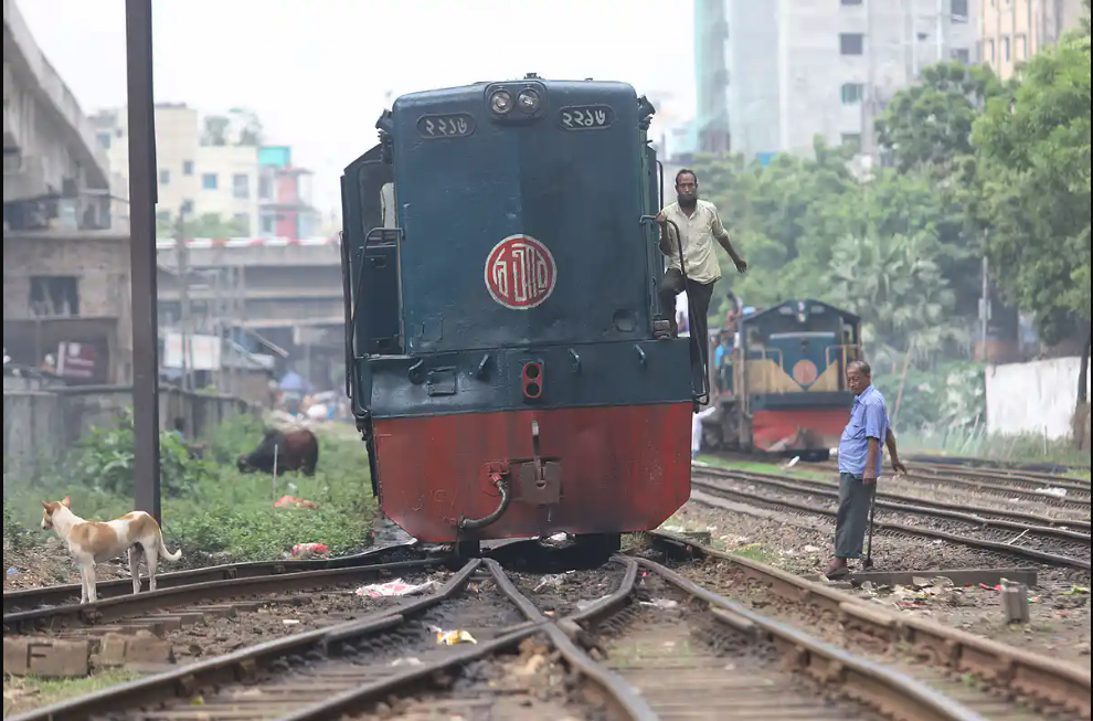 যাত্রাপথেই বিগড়ে যাচ্ছে রেলের 'বুড়ো ইঞ্জিন'