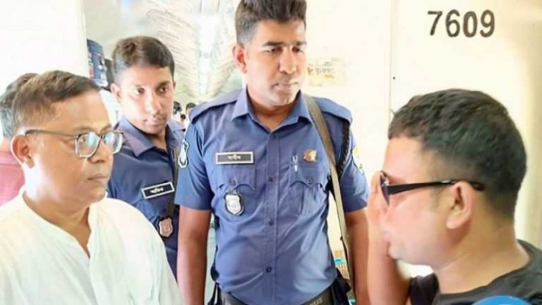 ট্রেনে যাত্রীবেশে ২৫ টিকিটবিহীন যাত্রীকে ধরলেন জিএম