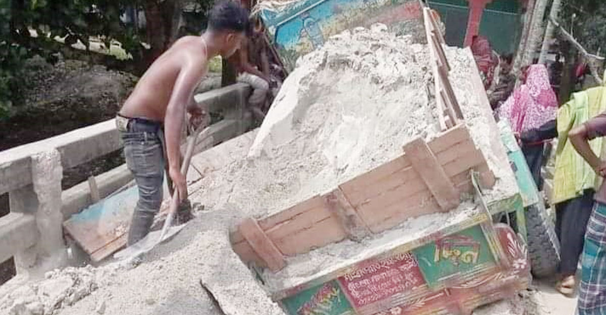 কুষ্টিয়ায় ভাঙা ব্রিজে আটকে গেল বালুবোঝাই ট্রলি, বন্ধ যোগাযোগ