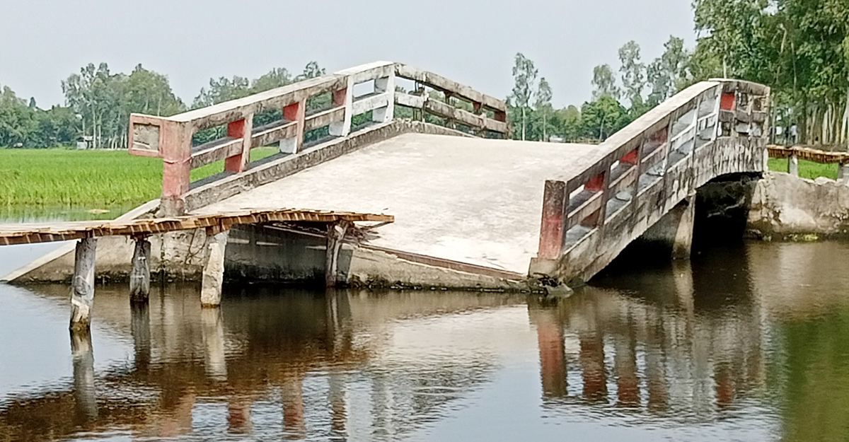 নির্মাণের ৩ মাসের মধ্যে ভেঙে পড়ে সেতু, সংস্কার হয়নি ৫ বছরেও