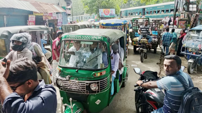 রেলক্রসিংয়ে অবৈধ স্থাপনা-পার্কিং, যানজটে ভোগান্তি