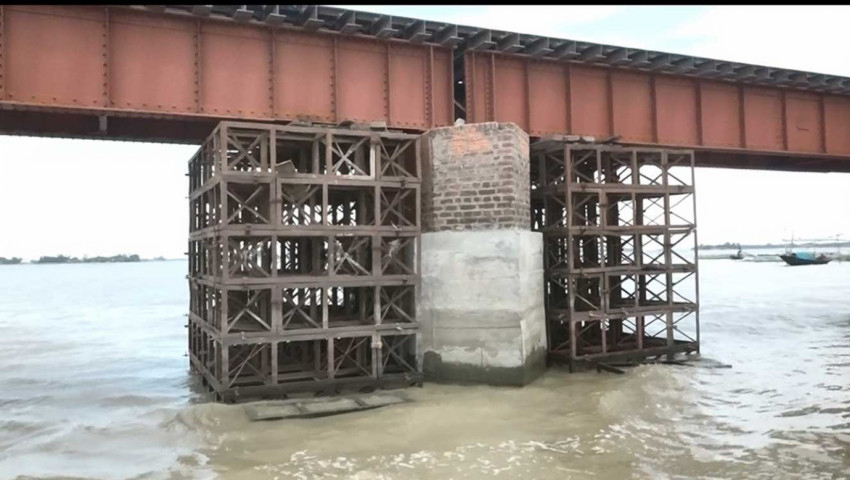 ঈশ্বরদী-সিরাজগঞ্জ রুটে রেলসেতুর পিলারে ফাটল,ধীরগতিতে চলছে ট্রেন