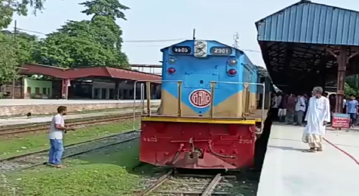 ৩ ঘণ্টা পর ছাড়ল লালমনি এক্সপ্রেস ট্রেন