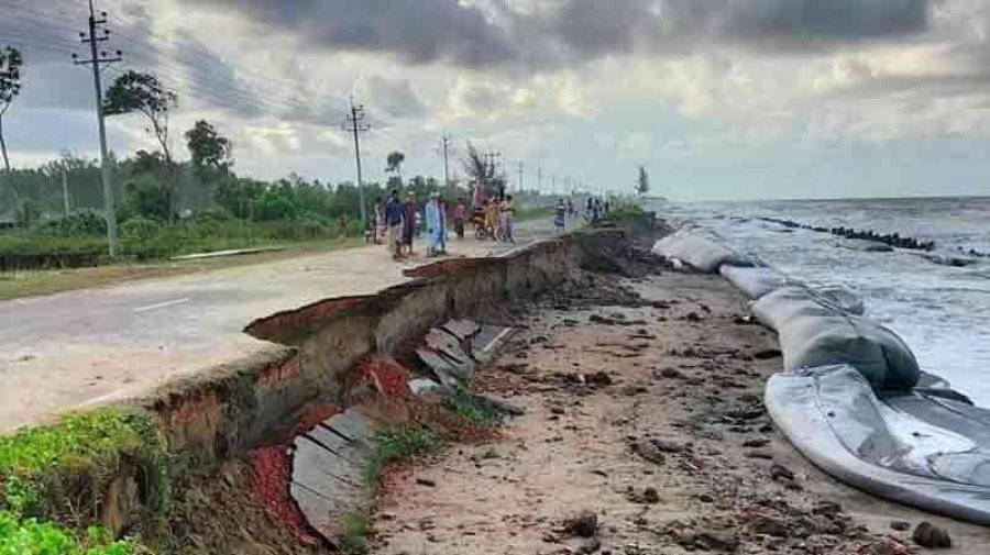 সিত্রাং এর প্রভাবে ধসে গেছে মেরিন ড্রাইভ