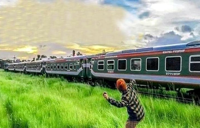 ফের চলন্ত ট্রেনে পাথর নিক্ষেপ
