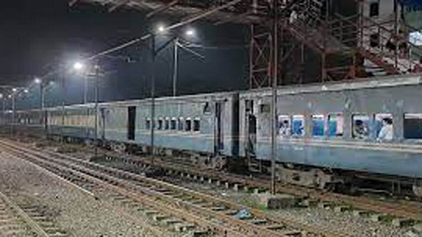 কমলাপুর ট্রেনে কিশোরীকে সংঘবদ্ধ ধর্ষণ