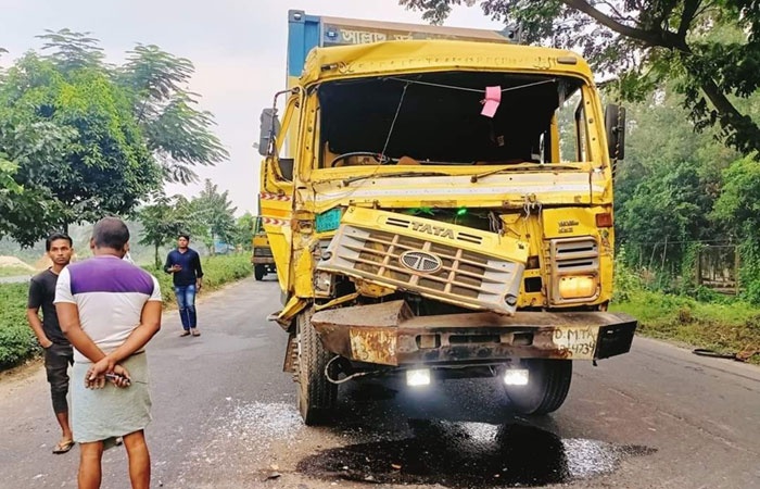 চট্টগ্রামে বাসের পেছনে কাভার্ডভ্যানের ধাক্কা, চালক নিহত