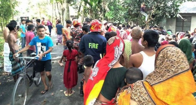 বোয়ালমারীতে ট্রেনে কাটা পড়ে নিহত মা, শিশুপুত্র আহত
