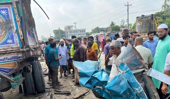 বগুড়ায় ট্রাকের পেছনে বাসের ধাক্কা, নিহত দুই, আহত ৮