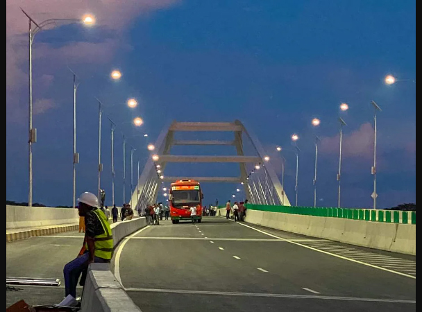 সোমবার দিবাগত রাত ১২টা থেকে মধুমতি সেতুতে যান চলাচল শুরু