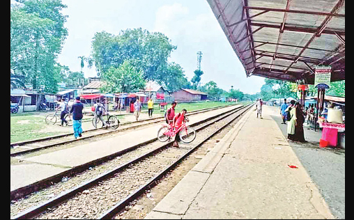 নেই পদচারী-সেতু, হেঁটেই রেললাইন পার