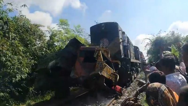 ট্রাককে ধাক্কা দিয়ে অনেক দূর নিয়ে গেলো ট্রেন