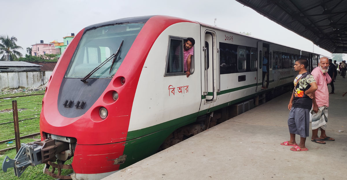দেশীয় প্রযুক্তিতে প্রাণ পেলো  ডেমু ট্রেন, ৩৫০ যাত্রী নিয়ে যাত্রা শুরু