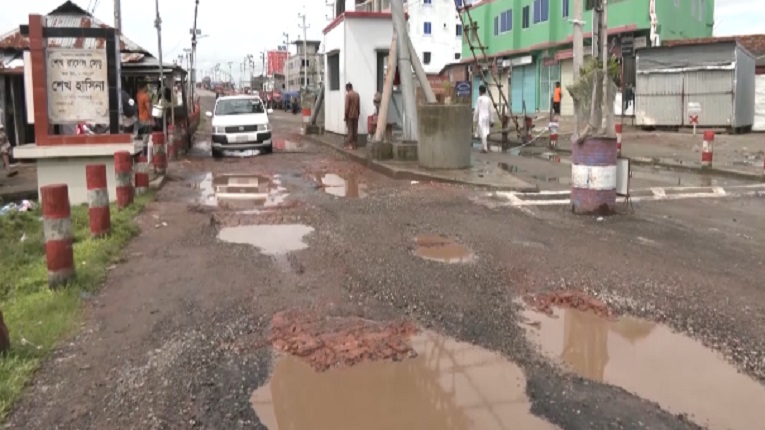 দুর্ঘটনার আতুড়ঘর কুয়াকাটার প্রবেশ সড়ক, ভোগান্তি চরমে