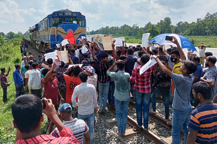 টাঙ্গাইলে ট্রেন আটকে গেটম্যানের দাবিতে মানববন্ধন
