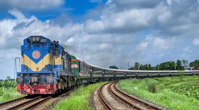 গাজীপুরে রোলারের সঙ্গে ট্রেনের ঘর্ষণ, দুই পা বিচ্ছিন্ন হয়ে যাত্রী নিহত