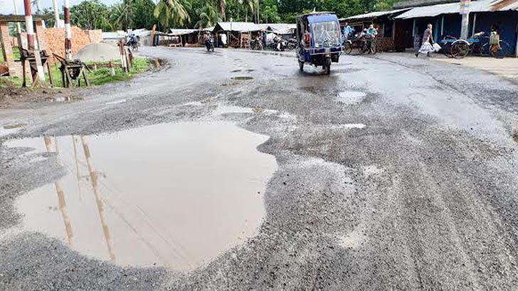 যশোর শহরের বেশির ভাগ সড়কের অবস্থাই বেহাল