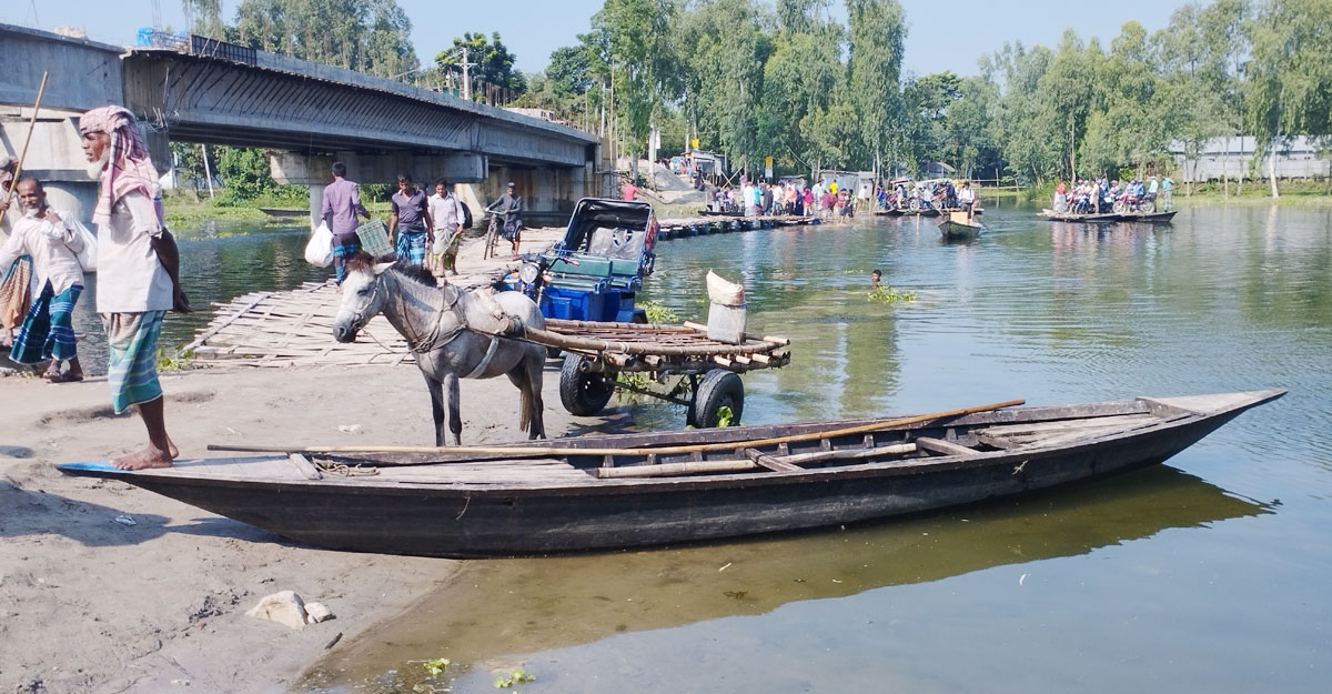 ৪ বছরেও শেষ হয়নি সেতুর নির্মাণকাজ, বেশি ভাড়ায় পারাপার