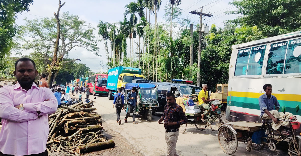 ১৮ ঘণ্টা পর নড়াইলের সঙ্গে সারা দেশের সড়ক যোগাযোগ স্বাভাবিক