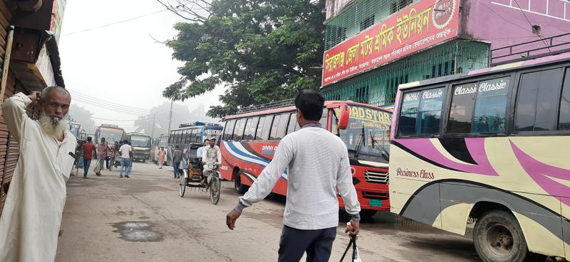 বন্ধ রয়েছে সিরাজগঞ্জ থেকে রংপুরগামী বাস চলাচল