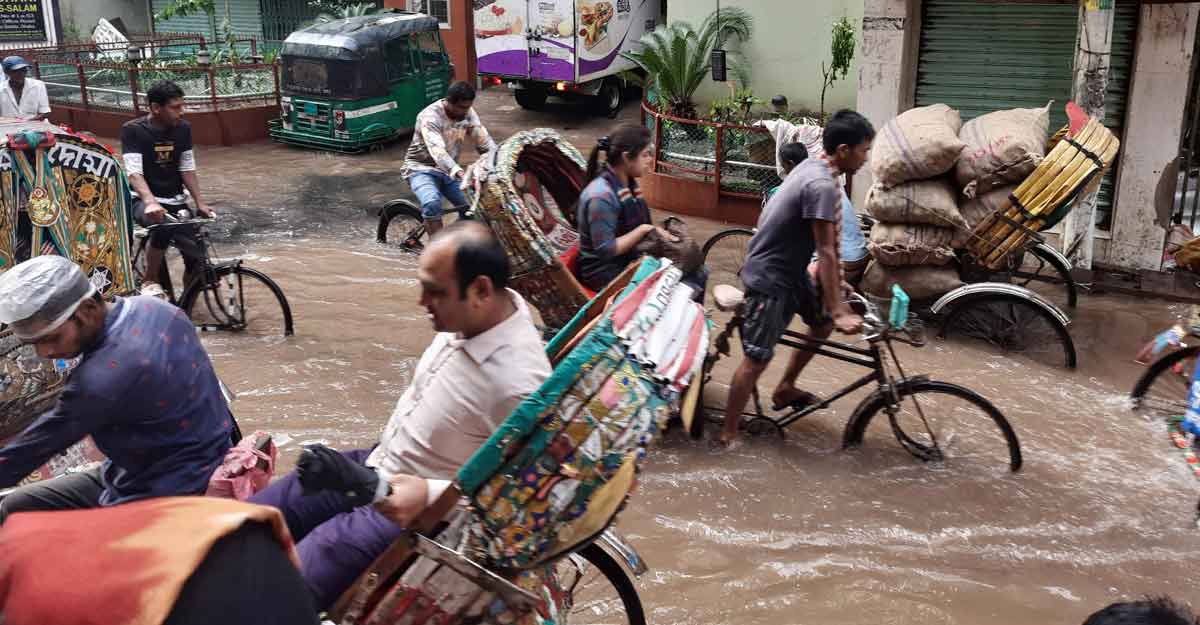 রাস্তায় হাঁটু পানি, ভোগান্তিতে মানুষ