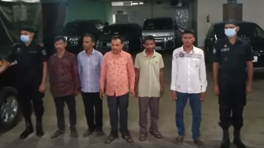 বাড়তি দামে টিকিট বিক্রি, কমলাপুরে ৫ কালোবাজারি গ্রেপ্তার