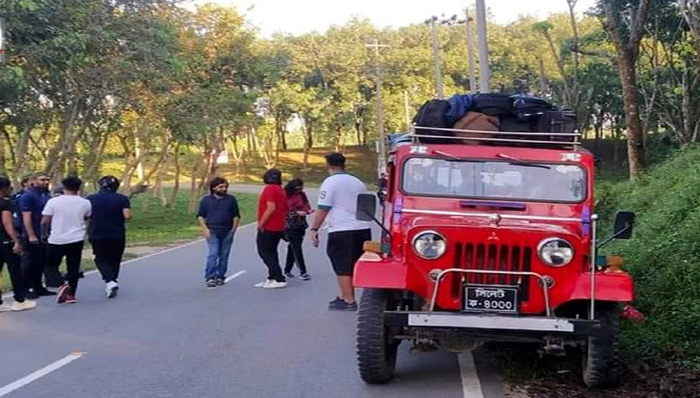 লাল রঙের চান্দের গাড়িতে ‘শ্রীমঙ্গল’ ভ্রমণ