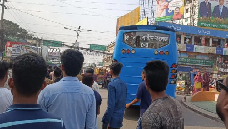 বগুড়ায় ছাত্রলীগের বিক্ষোভ মিছিল থেকে স্কুলবাস ভাঙচুরের অভিযোগ