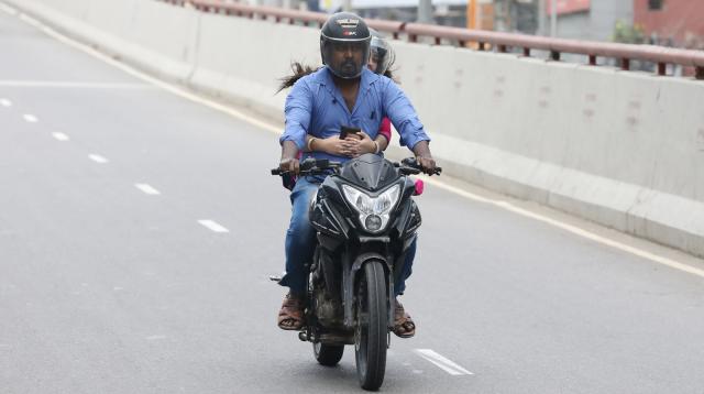 মাঝ রাস্তায় পেট্রোল ফুরোলেও এই ৩ পদ্ধতি ব্যবহারে ছুটবে বাইক