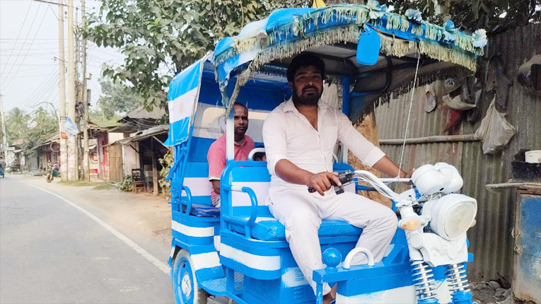 আর্জেন্টিনার পতাকার রঙে অটোরিকশা রাঙালেন আশরাফুল
