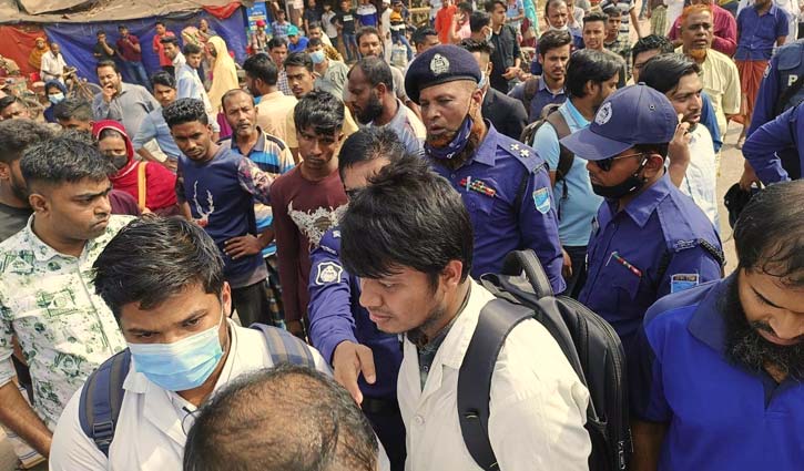 আশুলিয়ায় মাইগ্রেশনের দাবিতে মেডিক্যাল শিক্ষার্থীদের সড়ক অবরোধ
