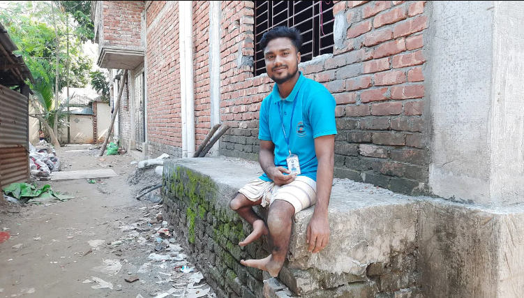 ‘ভিক্ষুক ভেবে বাসে তুলতে চান না, এমন শত প্রতিকূলতা পেরিয়ে এগিয়ে যাচ্ছি’