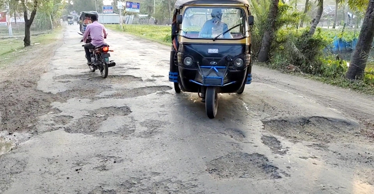 খানাখন্দে জর্জরিত ঢাকা-কুয়াকাটা সড়ক, ‘মামলায়’ বন্ধ সংস্কার কাজ