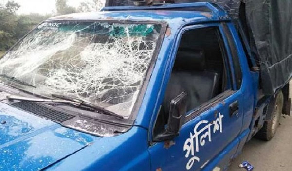 পুলিশের গাড়িতে ডাকাতের হামলা, গুলিবিদ্ধ ১