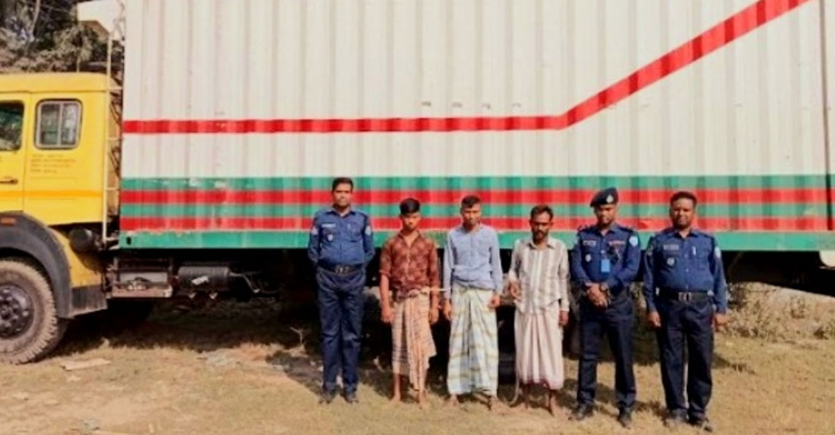 ছিনতাই হওয়া গার্মেন্টস পণ্যবাহী কাভার্ডভ্যান কুমিল্লায় উদ্ধার