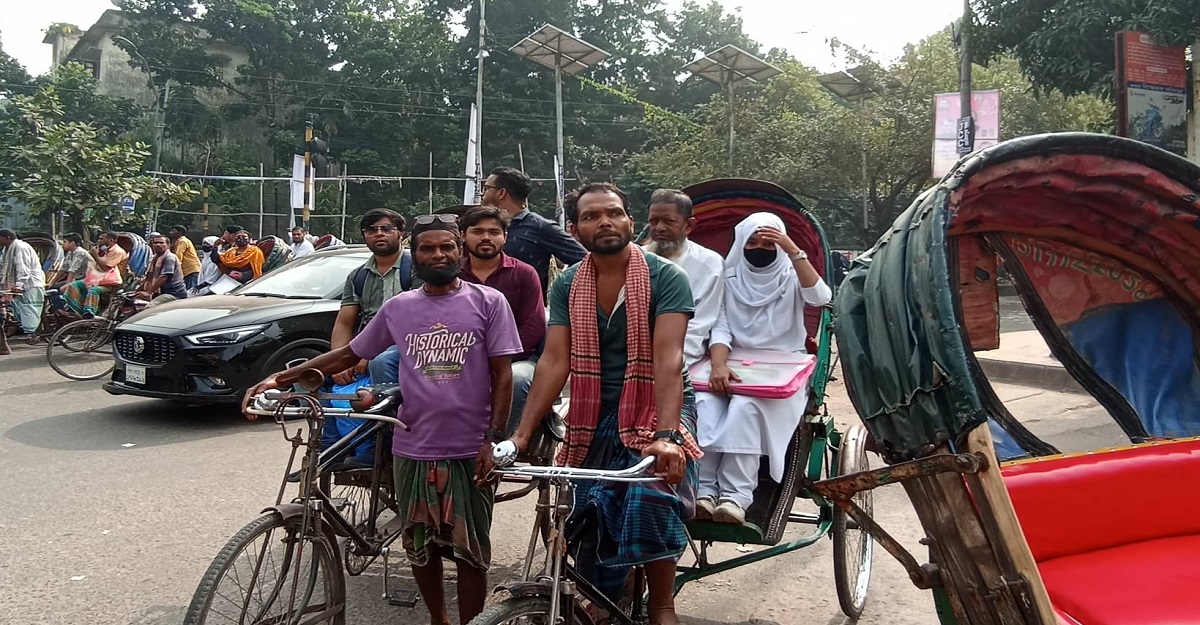 নীলক্ষেতে বন্ধ সড়ক, ভোগান্তিতে এইচএসসি পরীক্ষার্থীরা