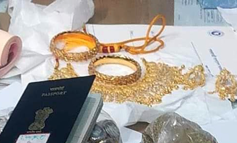 হিলি চেকপোস্টে নারীর শরীর থেকে জব্দ ৯ ভরি সোনা