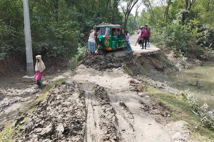 নিঝুমদ্বীপের প্রধান সড়কের বেহাল দশা, দুর্ভোগে পর্যটক