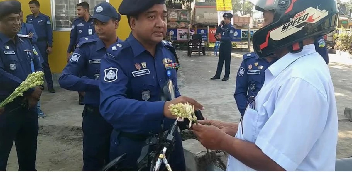 হেলমেট পড়লেই উপহার ফুল ও চকলেট