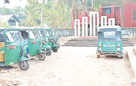 মৌলভীবাজারে অটোরিকশার দখলে শহীদ মিনার প্রাঙ্গণ