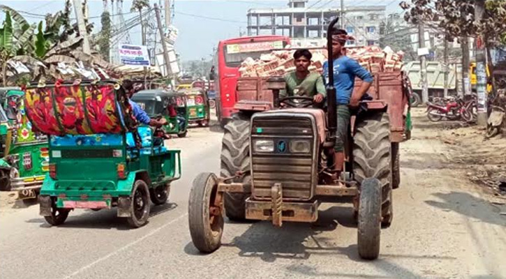 অবৈধ ট্রলির আঘাতে বেহাল সড়ক বাড়াচ্ছে দুর্ঘটনা