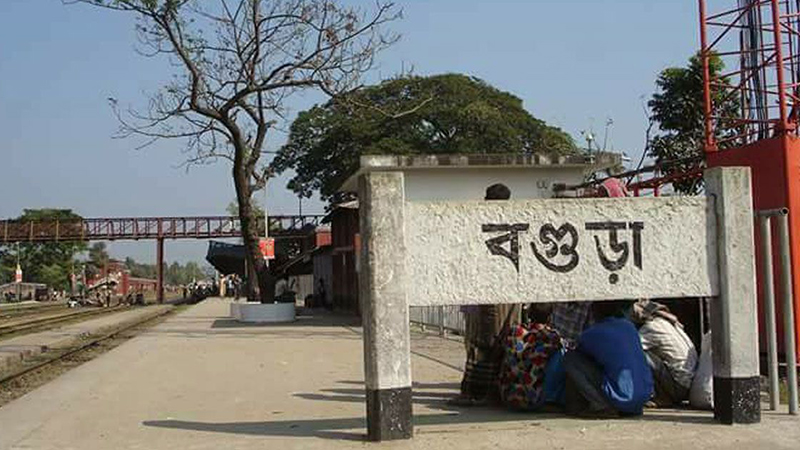 বগুড়ায় দৌড়ে ট্রেনে উঠতে গিয়ে দুই পা হারালেন মিলন