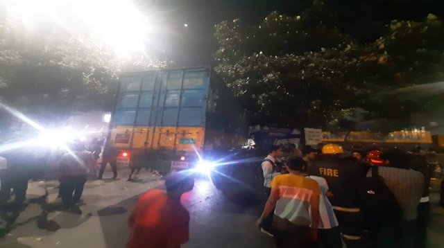 পুলিশ বক্সে কাভার্ড ভ্যান, প্রাণ হারালো ২ জন