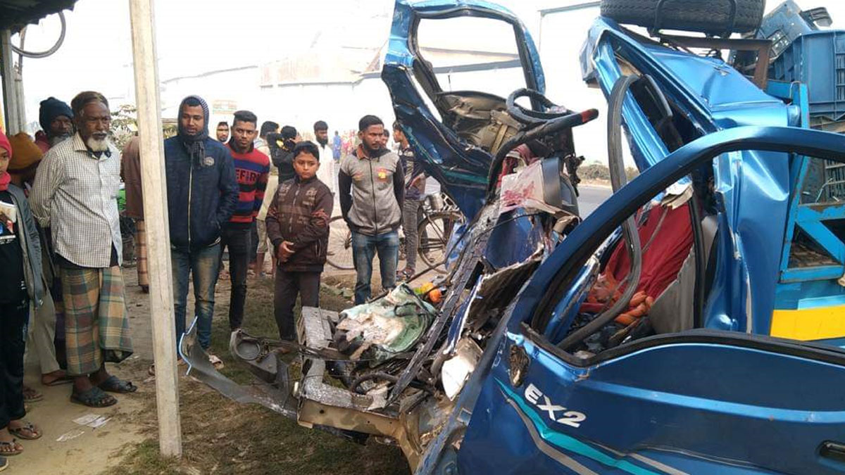 বাস-পিকআপ ভ্যানের মুখোমুখি সংঘর্ষে প্রাণ হারালো ৩ জন