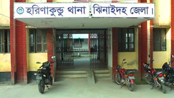 রাস্তার পাশে মিললো বোমার ব্যাগ