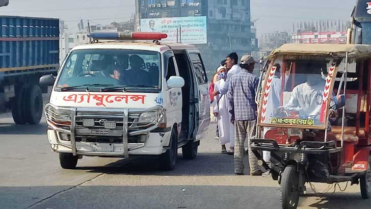 সড়কে নেই বাস, অ্যাম্বুলেন্সে করে গন্তব্যে যাত্রীরা